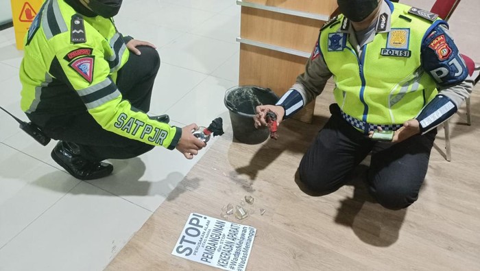 Pelempar Molotov ke Pos Lantas Bekasi Bawa Poster 'Wadas Melawan!'