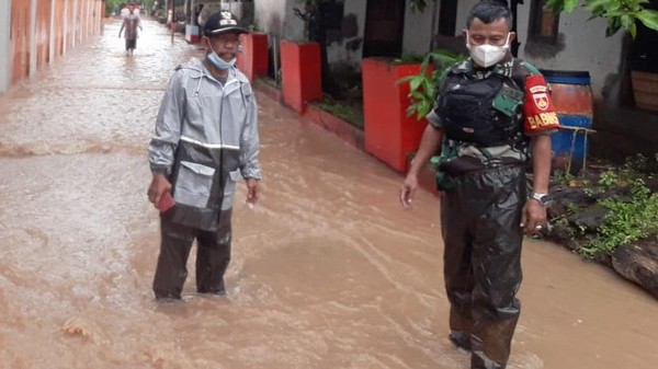 Hujan Sejak Pagi, Kota Semarang Dilanda Banjir