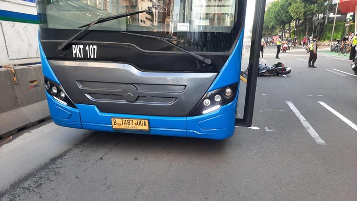 Pemotor Wanita Tewas Terlindas Bus TransJ di Thamrin Jakpus