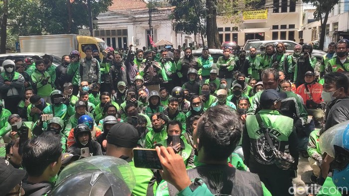 Kecewa Tarif Aplikator, Ratusan Ojol Demo Depan Balkot Bandung