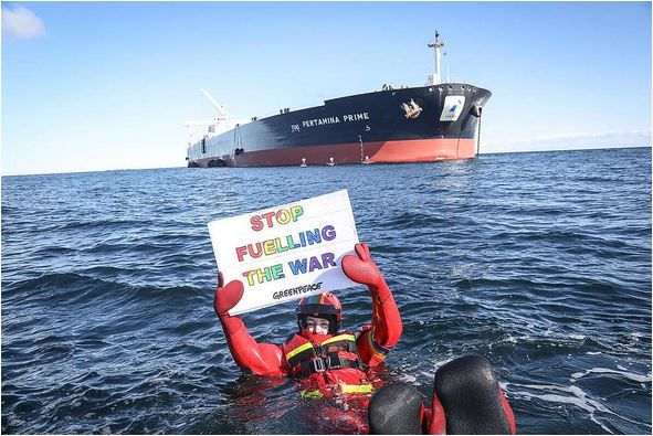 Greenpeace Cegat Kapal Pertamina Bawa Minyak dari Rusia