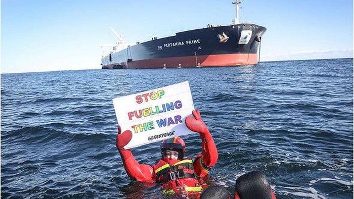 Greenpeace Cegat Kapal Pertamina Bawa Minyak dari Rusia