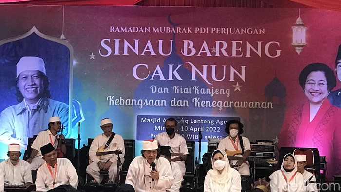 Di Samping Puan-Hasto, Cak Nun Sebut Presiden Sekarang Belum Tepat