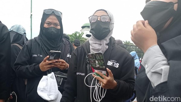 Ibu-ibu Berjaket 'We Are With IBHRS' Ikut Demo Mahasiswa di DPR