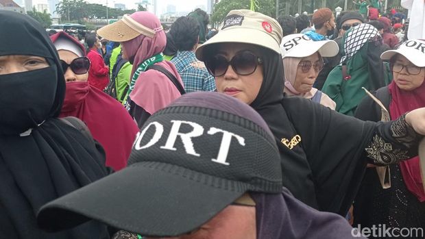Ibu-ibu Berjaket 'We Are With IBHRS' Ikut Demo Mahasiswa di DPR