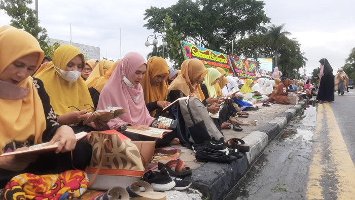 Ribuan Warga Ikuti 'Riau Mengaji' di Trotoar Pekanbaru