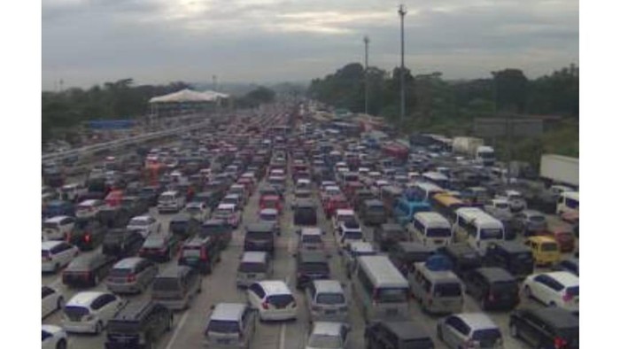 Macet 3 KM di Gerbang Tol Cikampek Utama