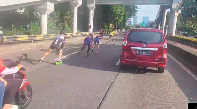 Viral Rombongan Pesepatu Roda Latihan di Jalan Raya, Penuhi Lajur Tengah