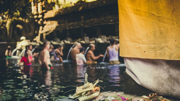 phdi-bali-sayangkan-melukat-dikomersialkan-jadi-konten-kurang-pas