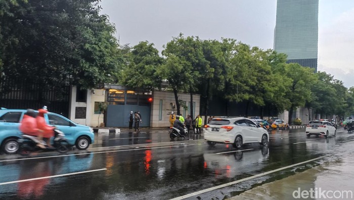 Mobil Sound Rusak karena Hujan, Pendukung UAS Bubar dari Kedubes Singapura