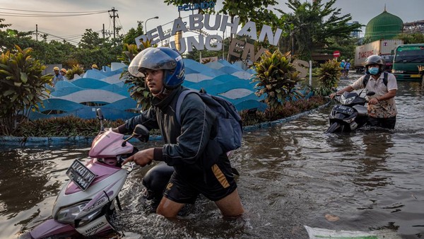 Penampakan Pelabuhan Tanjung Emas Semarang Saat Terendam Banjir Rob