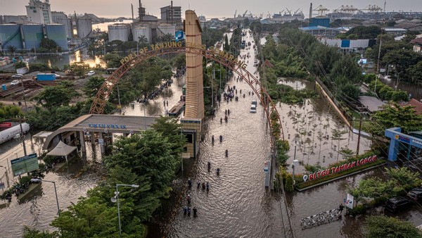 Penampakan Pelabuhan Tanjung Emas Semarang Saat Terendam Banjir Rob