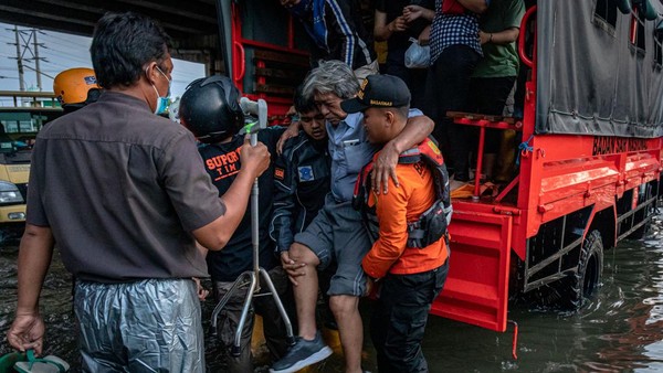 Penampakan Pelabuhan Tanjung Emas Semarang Saat Terendam Banjir Rob