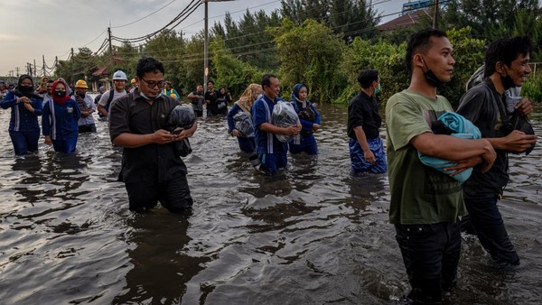 Penampakan Pelabuhan Tanjung Emas Semarang Saat Terendam Banjir Rob