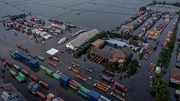 Penampakan Pelabuhan Tanjung Emas Semarang Saat Terendam Banjir Rob
