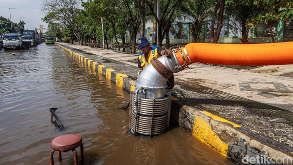 Enggak Surut-surut, Banjir Rob di Semarang Disedot Pakai Pompa
