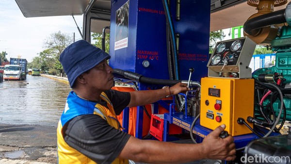 Enggak Surut-surut, Banjir Rob di Semarang Disedot Pakai Pompa