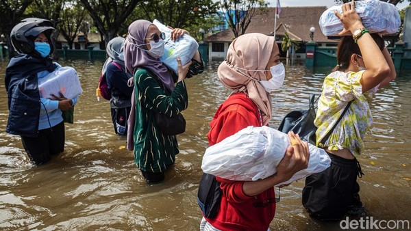 Enggak Surut-surut, Banjir Rob di Semarang Disedot Pakai Pompa