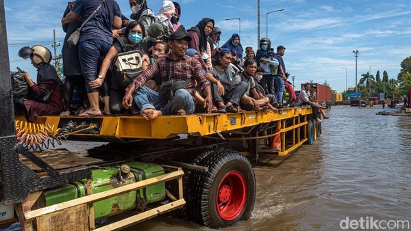 Enggak Surut-surut, Banjir Rob di Semarang Disedot Pakai Pompa