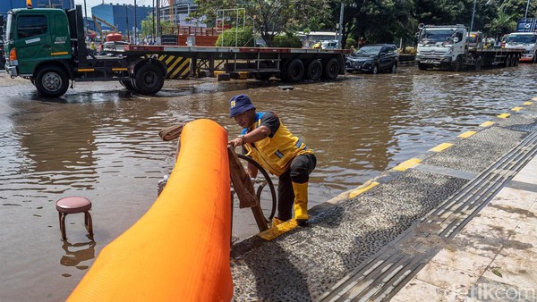 enggak-surut-surut-banjir-rob-di-semarang-disedot-pakai-pompa