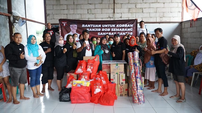Relawan Ganjar Bantu Korban Banjir di Semarang