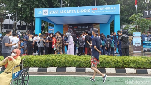 Replika Mobil Formula E Dipamerkan di CFD Bundaran HI, Jadi Spot Foto Warga