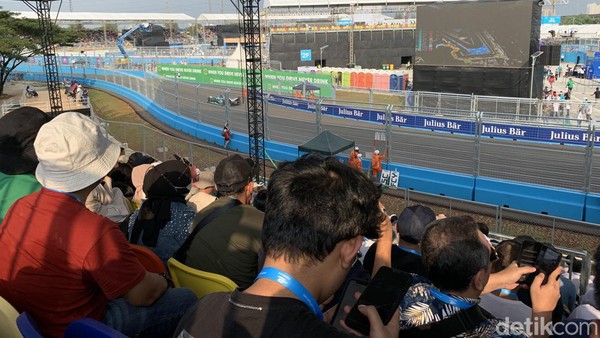 Tribun Penonton Formula E Full, Penonton Girang Lihat Mobil Balap Listrik
