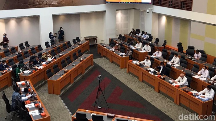 Luhut di DPR: Jangan Pikir Saya Ngurusi Semua, Diperintah Presiden!