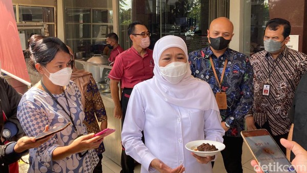 Khawatir Ada Rendang Babi, Khofifah Cek Rumah Makan Padang di Surabaya