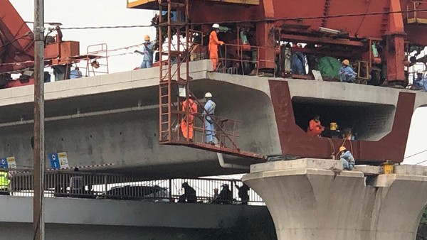 Kronologi Box Girder Proyek Kereta Cepat JKT-BDG 'Mepet' Jembatan di Bekasi