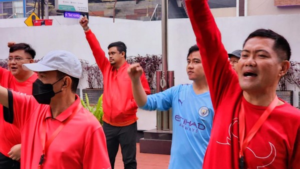 Nggak Pake Merah, Gibran Malah Berbaju Manchester City di Sekolah PDIP