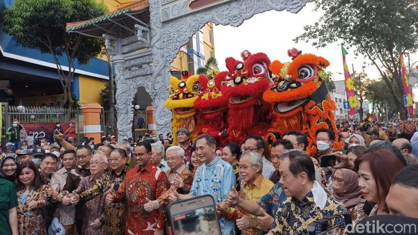 Anies Resmikan Gapura Chinatown Glodok, Bagi Angpau ke Barongsai