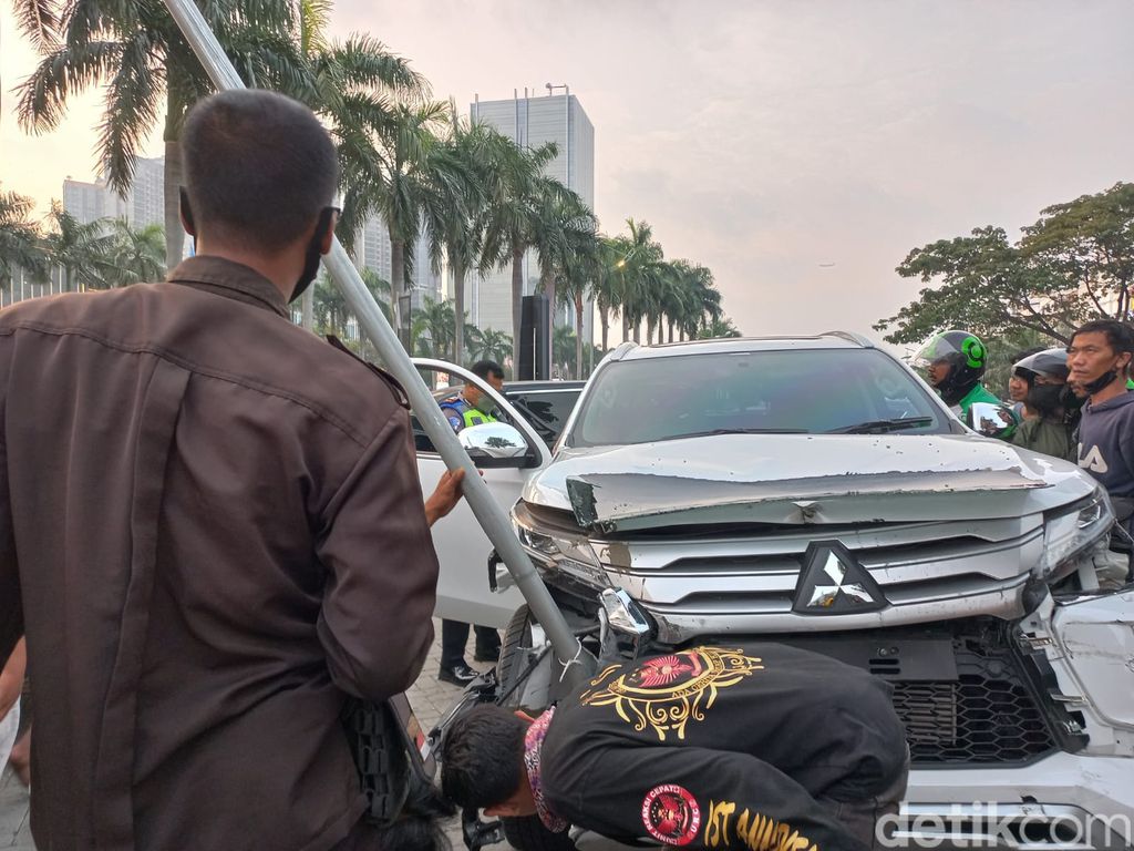 Pajero Tabrak Pesepeda, Alphard, dan Tiang Lampu di PIK 2