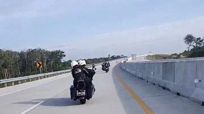 Geger Rombongan Moge Dikawal Polisi Masuk Tol di Pekabaru