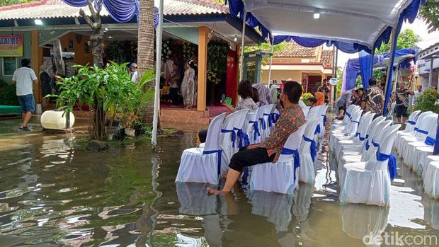 Pernikahan Warga Semarang di Tengah Banjir, Pengantin: Seperti Waterpark