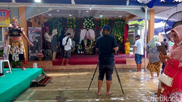 Pernikahan Warga Semarang di Tengah Banjir, Pengantin: Seperti Waterpark