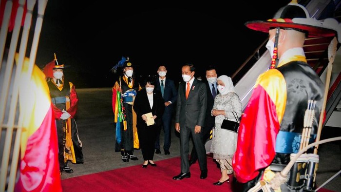 Jokowi dan Iriana Tiba di Seoul