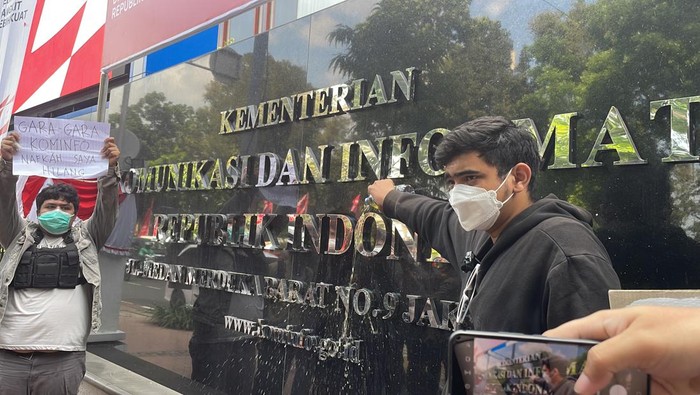 Geger Blokir Sana-sini Berujung Kantor Kominfo 'Disiram Air Seni'