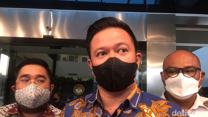 Sambangi Bareskrim, Pengacara Nyatakan Mundur Bela Bharada E!