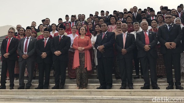 Foto Bareng Fraksi PDIP Usai Sidang Tahunan 2022, Puan Diteriaki 'Presiden'