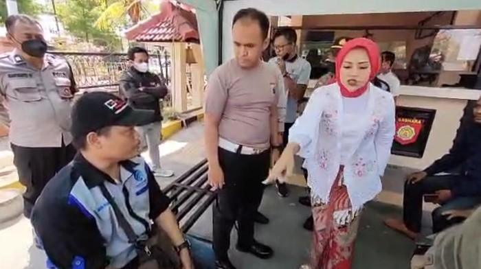 Istri Terpegang Tak Sengaja oleh Wartawan, Kasat Lantas Madiun Lepas Baju Dinas