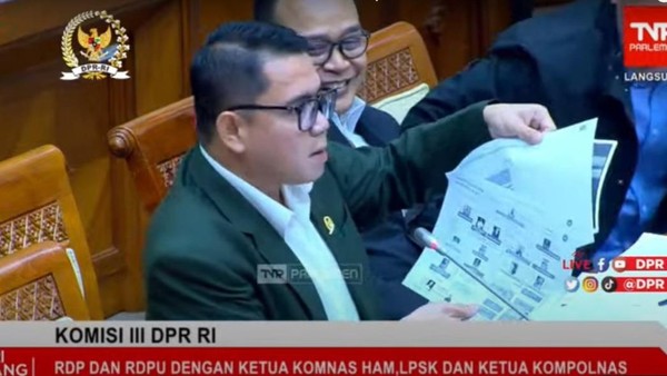 Anggota DPR Bawa Diagram Kekaisaran Ferdy Sambo Saat Rapat dengan Mahfud