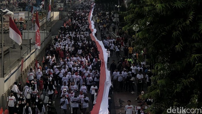 Disaksikan Jokowi, Bendera 1,7 Km Membentang dari Istana-Bundaran HI