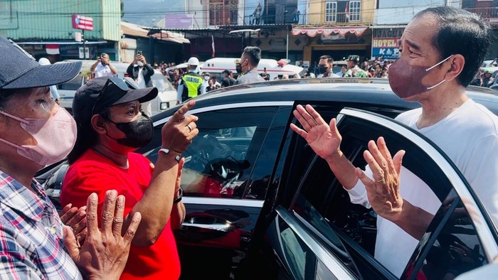 jokowi-temui-demonstran-protes-soal-sekolah-dipalang-di-sentani-papua