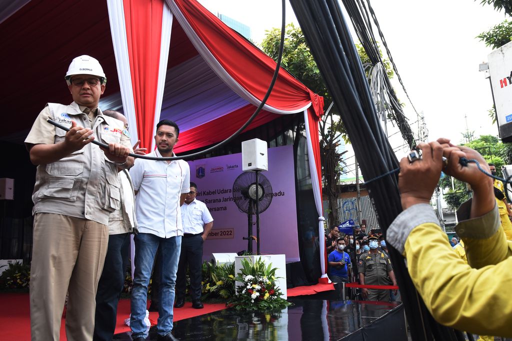 Akhir Tahun, Kabel Mampang Masih Semrawut Meski Sudah Dipotong Anies