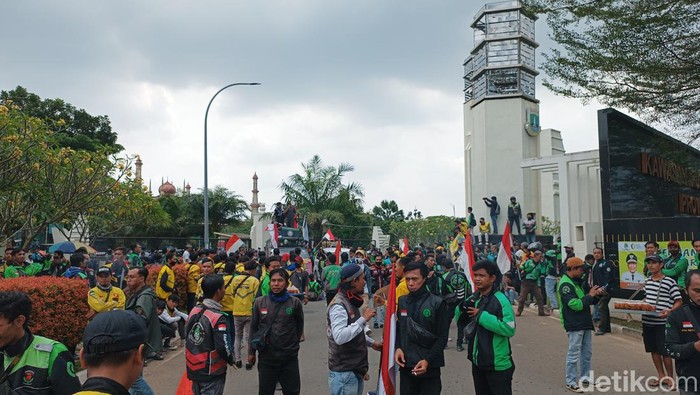 Mogok Beroperasi, Driver Ojol Demo Tolak Kenaikan Harga BBM di Serang