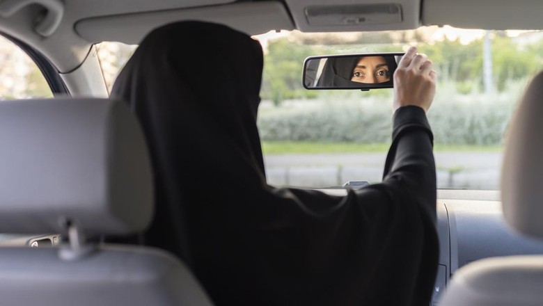 Wanita Saudi Dibolehkan Punya Senjata Api, Makin Banyak yang Belajar Menembak