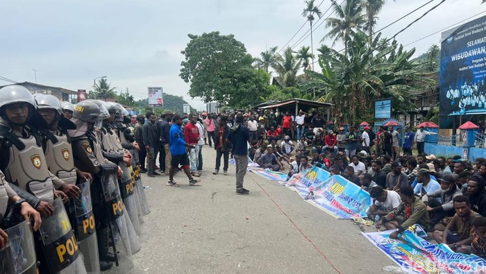 Demo Simpatisan Lukas Enembe di Jayapura, Polisi Sita Panah hingga Bom Ikan