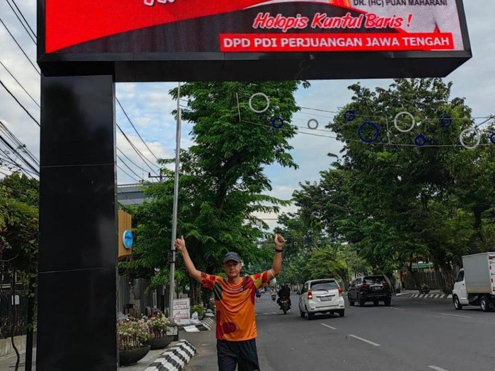 2 Jempol Ganjar di Bawah Videotron Bergambar Puan '2024 Menang Spektakuler'