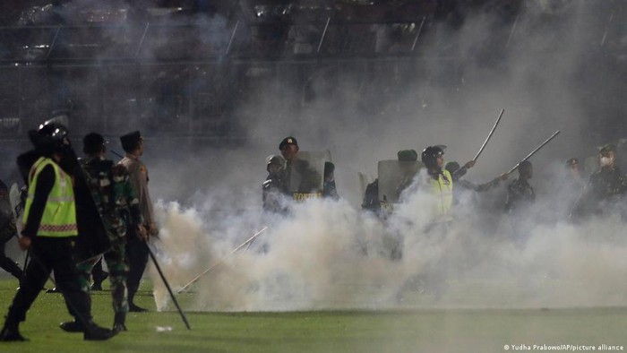 Anggota TNI yang Tendang Aremania saat Tragedi Kanjuruhan Minta Maaf